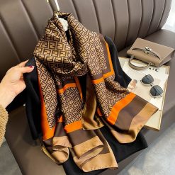 Gợi ý quà sinh nhật cho mẹ với chiếc khăn lụa sang trọng, quý phái