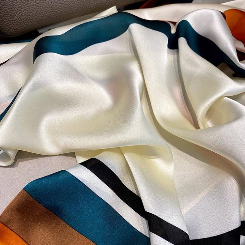 Khăn lụa cao cấp màu cam trắng họa tiết hình chú ngựa - Ảnh 4